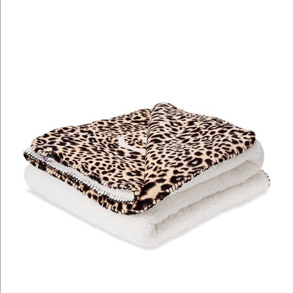 VICTORIA'S SECRET
Leopard Sherpa Blanket